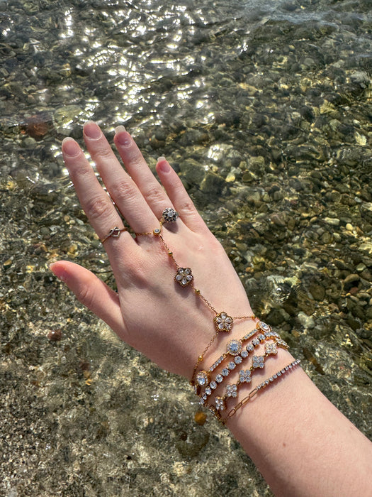 Chaîne de main dorée en acier inoxydable et pierres en zirconium ✨