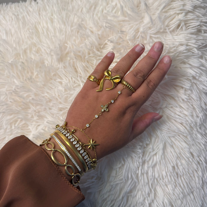 Chaîne de main dorée & trèfle zirconium en acier inoxydable Création Artisanale - ✨