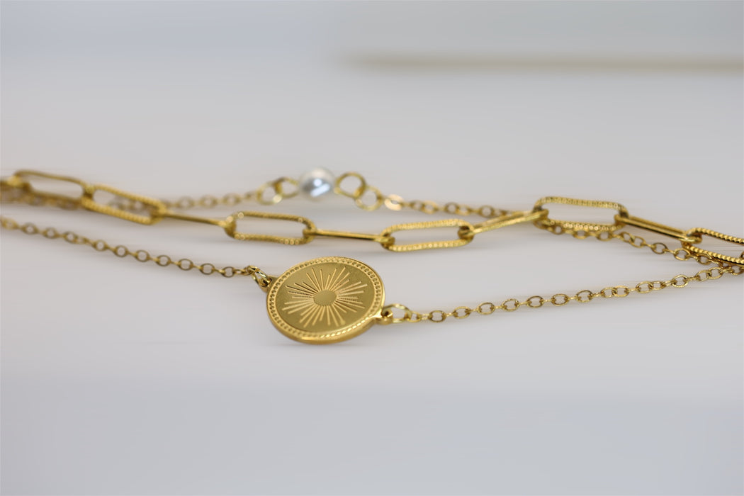 Bracelet triple chaîne dorée avec relique et perle en acier inoxydable ✨