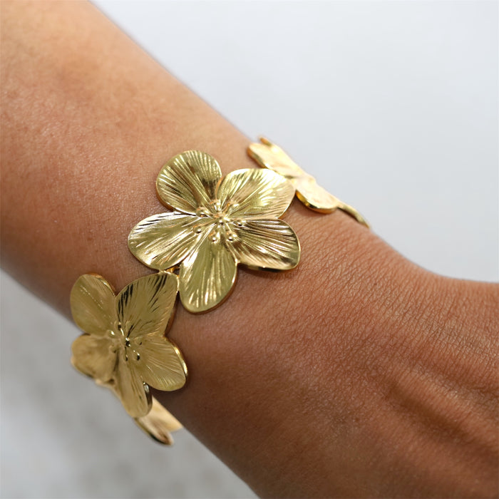 Manchette dorée ajustable – Fleurs sculptées ✨
