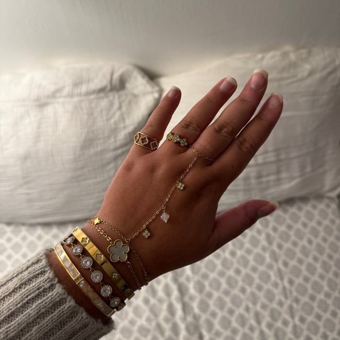 Chaîne de main dorée trèfle & charms en acier inoxydable ✨