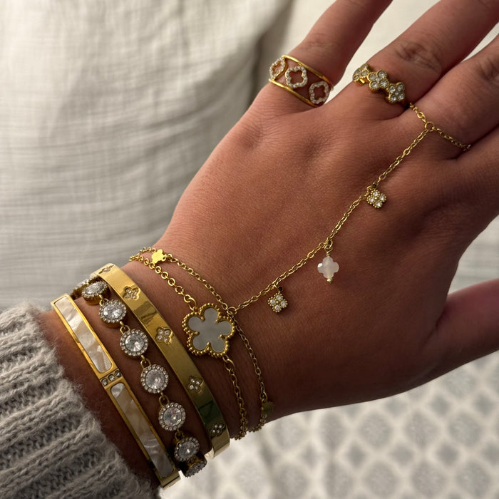Chaîne de main dorée trèfle & charms en acier inoxydable ✨