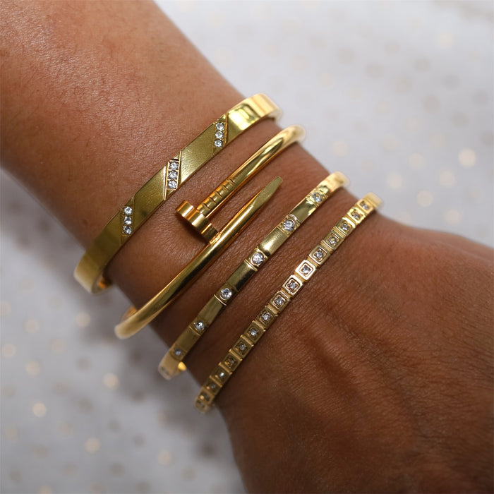 Manchette dorée clipsée – Strass en diagonale ✨