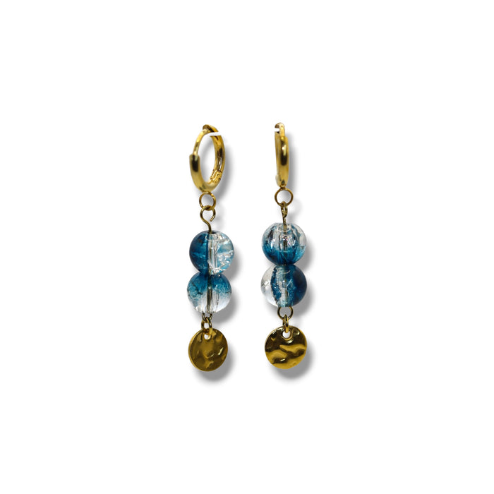 Boucles d’oreilles créoles dorées – Perles bleues & médaillon martelé ✨
