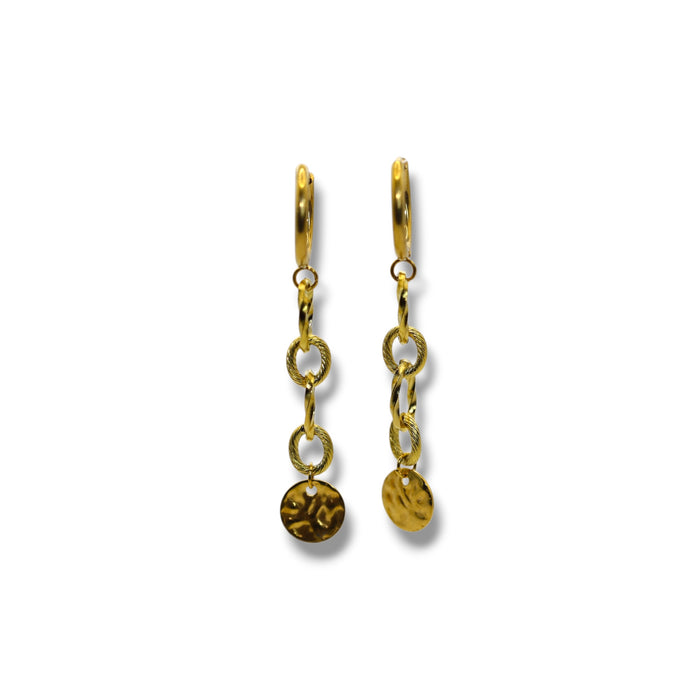 Boucles d’oreilles créoles dorées – Chaîne & médaillon martelé ✨